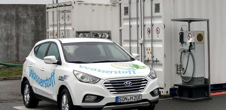 Bild Wasserstoffauto vor Wasserstofftankstelle