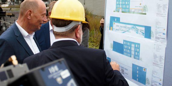 Bild Wolfgang Tiefensee (li.) und Dr. Ulrich Palzer (Mitte) vor dem Bauplan des HySON-Institutsgebäudes